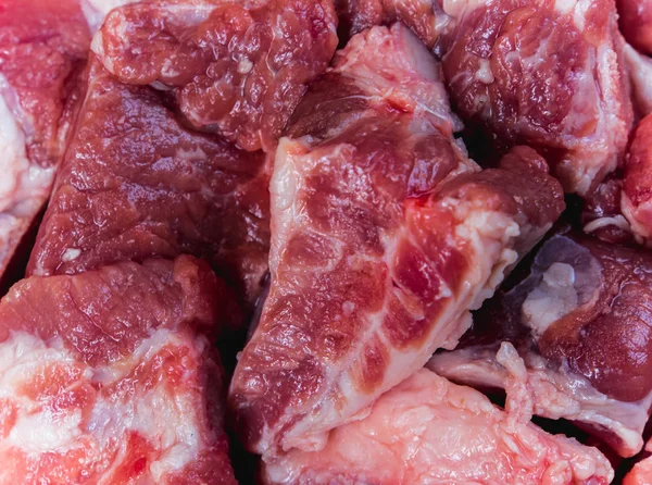 Taze domuz kemiği pişirmeye hazır ol.