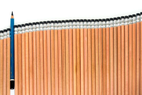 Ancien crayon EE dans le groupe de tri ordonnée nouveau crayon de type 2B — Photo