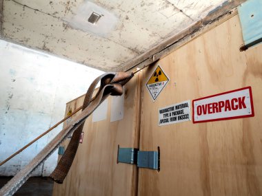 Ahşap kutuda radyasyon uyarı işareti taşıma etiketi