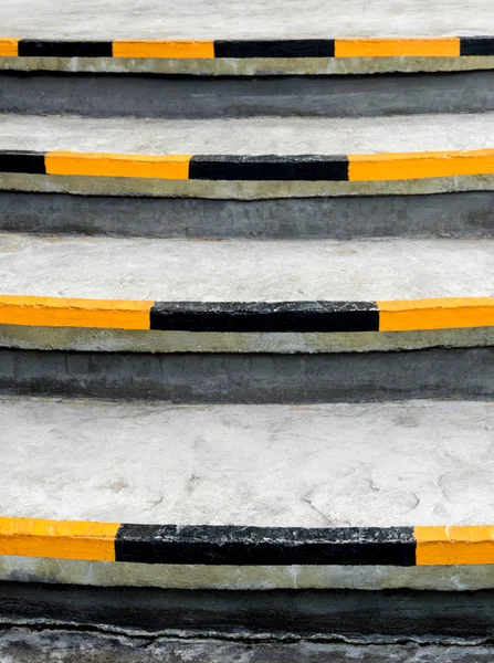 Желтые и черные полосы, символы безопасности на краю лестницы — стоковое фото
