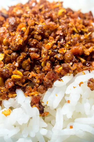 Pescado asado y chile mezclados con arroz cocido — Foto de Stock