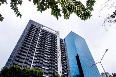 Parlak gökyüzünde modern bina