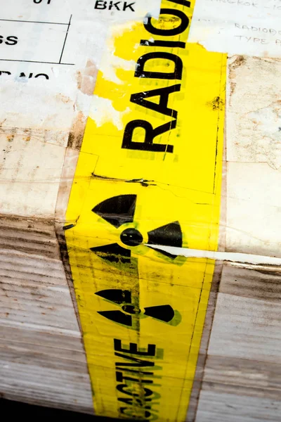 Paquete de caja de papel de material radiactivo pequeño — Foto de Stock