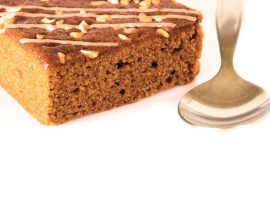 Beyaz arka planda izole edilmiş küçük karamelli kahveli kek.