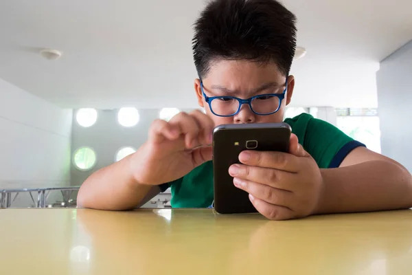 Ciddi çocuk smartphone üzerinde oynama