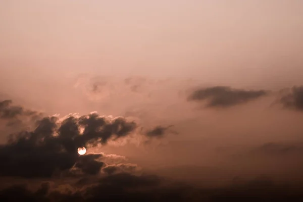 Grå fluffig moln på morgonhimlen med solljus — Stockfoto