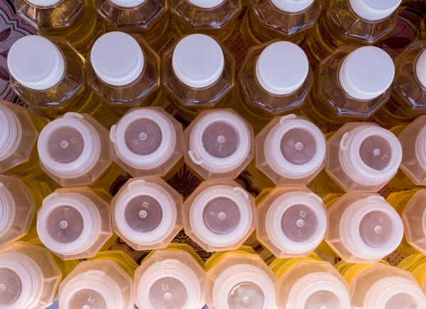 Vista superior de garrafas de plástico que contêm óleo de palma para venda — Fotografia de Stock
