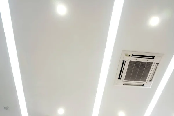 Lighting and ceiling mounted air conditioner on the modern offic — Stock Photo, Image