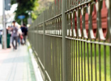 Şehirde bir caddenin yanında Ferforje çit