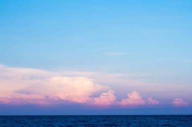 Pembe bulutlar ve deniz gökyüzü günbatımı