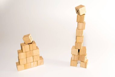 Dikdörtgen şeklinde tahta küpler, iki deste, bir hig.