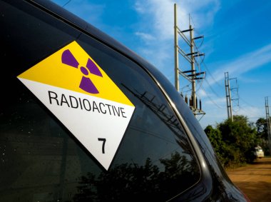 Nakliye kamyonunun yan tarafında radyasyon uyarısı var.