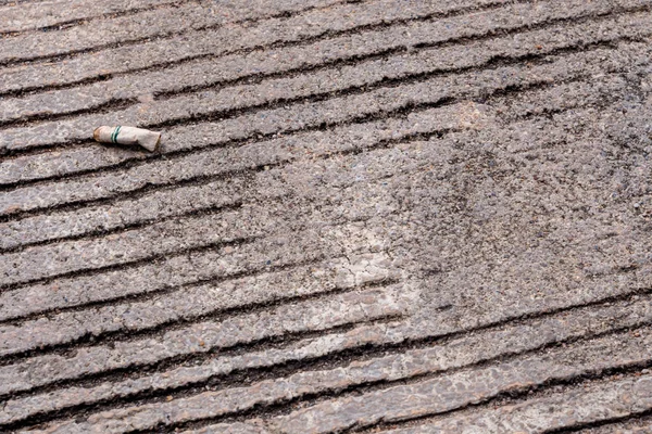 Il mozzicone di sigaretta abbassato sul pavimento di cemento — Foto Stock