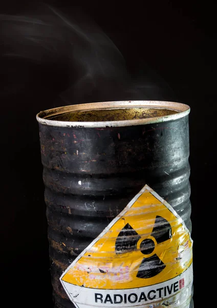 Humo en el recipiente del cilindro de material radiactivo — Foto de Stock