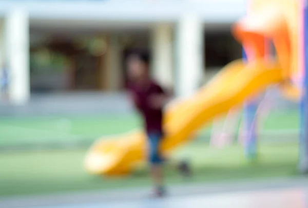 Imagens borradas de crianças brincando no playground da escola — Fotografia de Stock