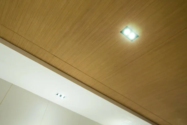 Φωτισμός σε ξύλινη διακοσμητική οροφή στο σύγχρονο γραφείο — Φωτογραφία Αρχείου