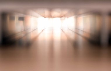 Odanın sonundaki parlak ışık, arka plan olarak bulanık odak