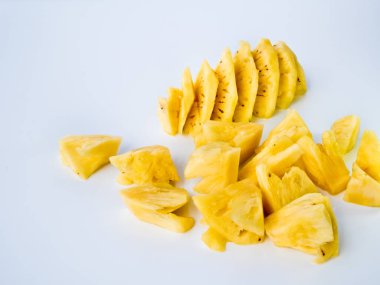 Ananas, soyulmuş ve parçalara ayrılmış.