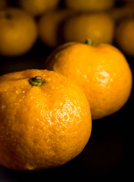 Close Gota Água Superfície Brilhante Laranja Frescura Fundo Preto — Fotografia de Stock