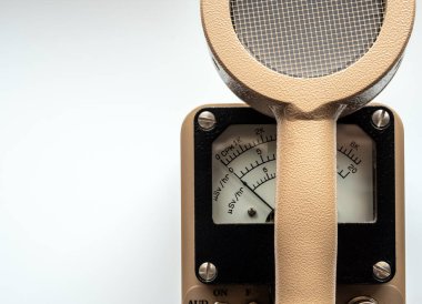 Radyasyon kirliliği ve radyasyon dozunu ölçmek için gözleme tipi dedektörüyle Radyasyon ölçer 'i tuşlamak için saat başına ölçek başına ölçek hesapla