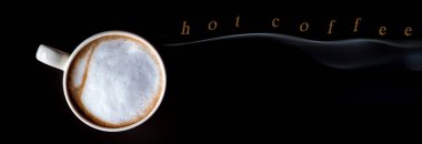 Sıcak süt kahve ve beyaz seramik fincanda yumuşak köpük.