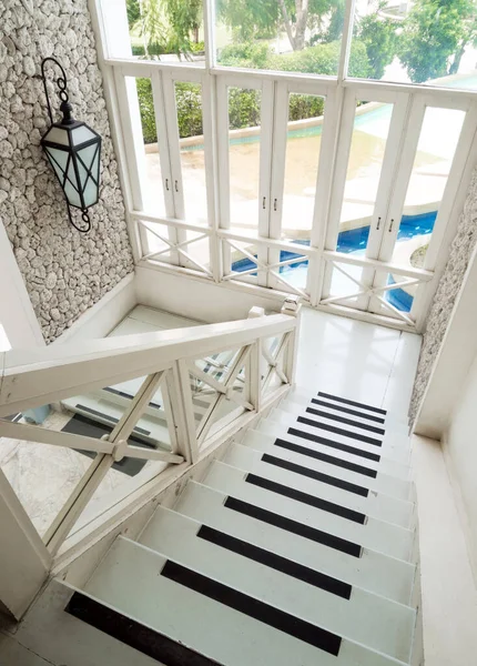 美しい白いトーンヴィンテージの階段ホール — ストック写真