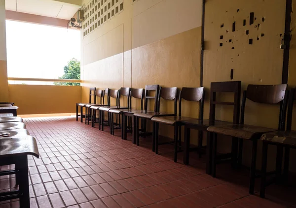 Magasin Chaises Étudiant Inutilisé Devant Porte Cassée Une Ancienne Salle — Photo