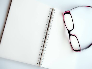 Spiral bir defter ve gözlüğün boş sayfası