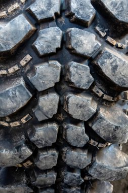 Kırkayak desenli çamurlu arazi lastiği, kullanılmış eski lastikler.