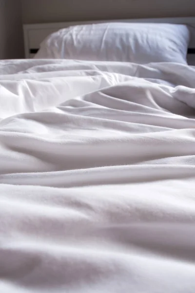 Selimut Putih Kusut Tempat Tidur — Stok Foto