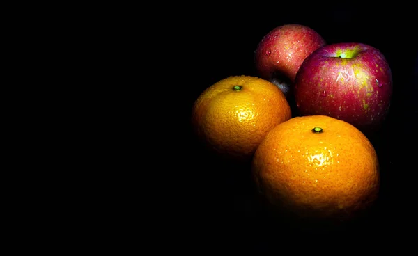 Close Gota Água Superfície Brilhante Frescura Laranja Maçã Vermelha Fundo — Fotografia de Stock