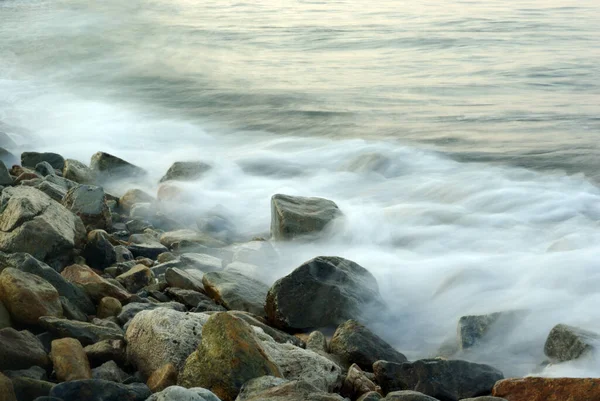 Turbulence Mořské Vody Skály Pobřeží — Stock fotografie