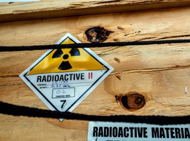 Ulaşım ahşap kutu A tipi standart paketin yanında radyoaktif malzeme etiketi