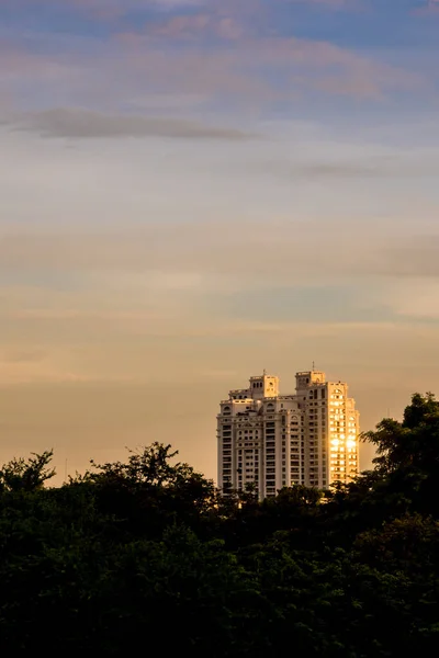 Luz Del Sol Mañana Reflejada Cristal Del Edificio Gran Altura —  Fotos de Stock