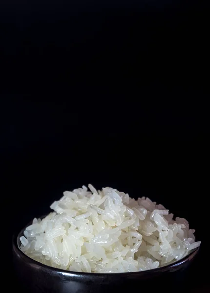 黒い背景の黒いボウルにもち米を調理しました — ストック写真