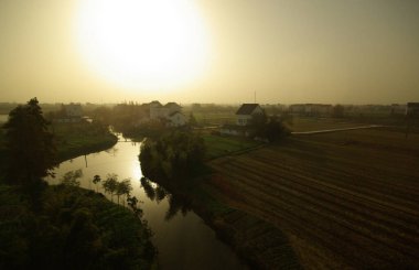 Havadaki duman ve toz kırsal kesimde sabah yaşanan bir kirlilik sorunudur.