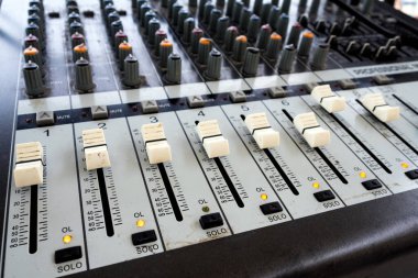 Çoklu düğmedeki pas ve leke ve eski amplifikatördeki döner anahtar.