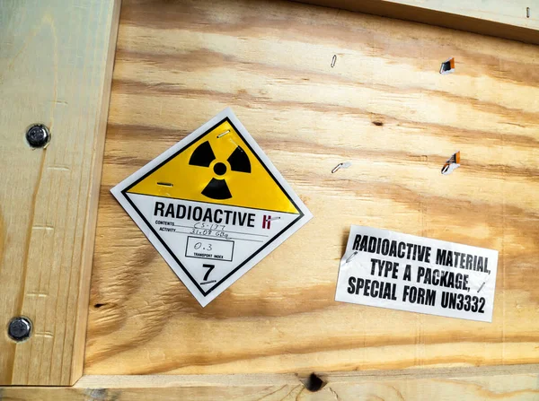 Varningsetikett För Radioaktivt Material Bredvid Transportstandardförpackningen Trä — Stockfoto