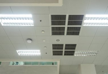 Tavanda klima maskesi, aydınlatma ve modern ekipman var. Enerji tasarrufu için seçilen bazı ışıkları kapatın.