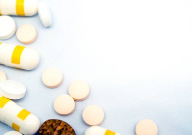 Beyaz arka planda hap ve ilaç kapsülü ve tabletleri