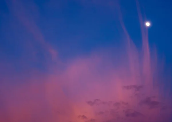 Pembe Bulutlar Gün Batımında — Stok fotoğraf