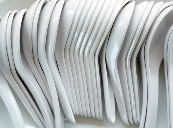 Много Белых Фарфоровых Пластиковых Ложек Супа — стоковое фото