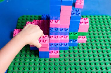 Farklı renkler lego blokları oynarken Childs el