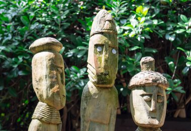 Yeşil Doğa arka plan ile ahşap insan figürü kabile heykelleri yapılan