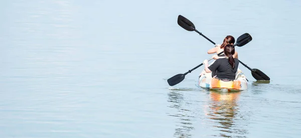 Девушки Время Плавания Байдарках Пляжном Курорте Жаркий Летний День — стоковое фото