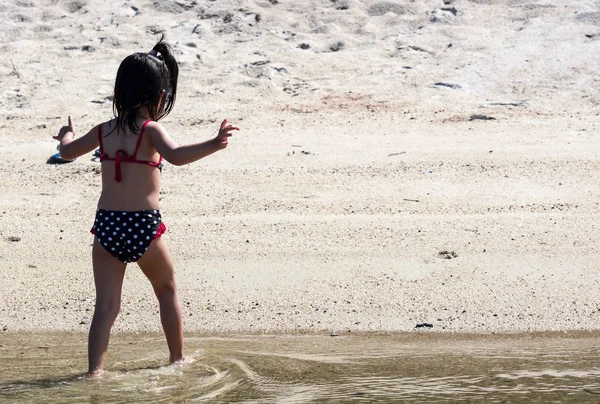 Vista Trasera Adorable Niño Lindo Traje Baño Mientras Camina Sobre — Foto de Stock