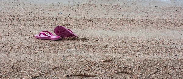 Пара Красных Тапочек Оставленных Поверх Коричневого Песка Пляжном Курорте Летний — стоковое фото