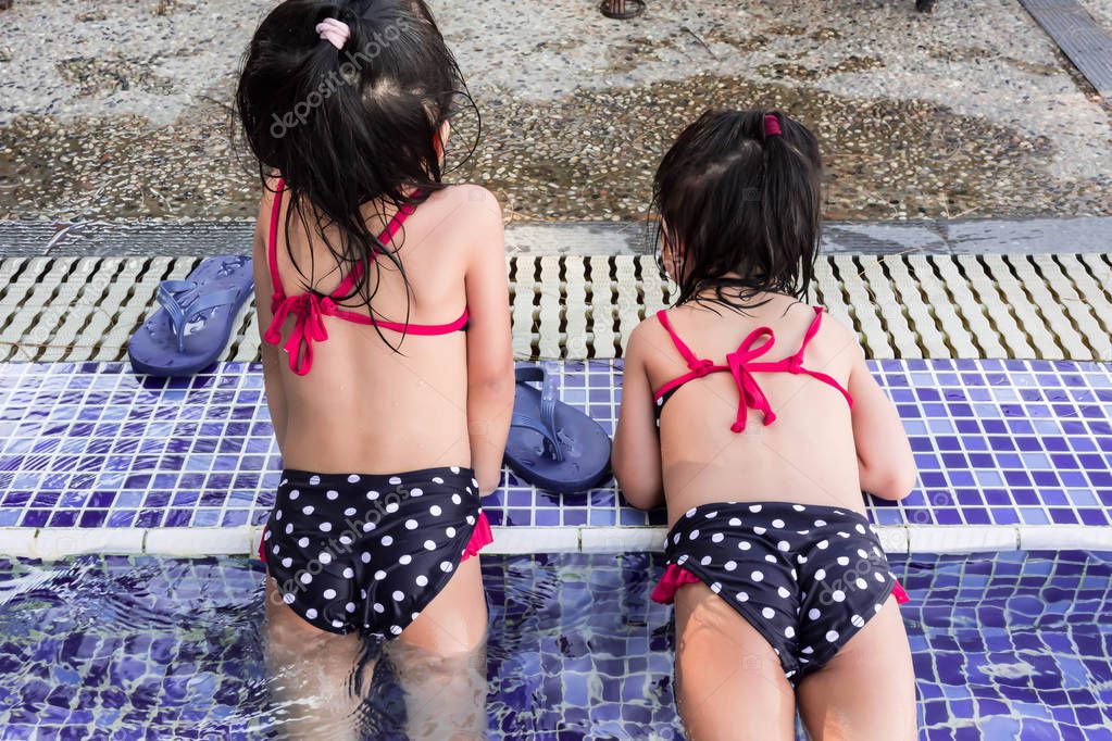 Niña en traje de baño de espaldas deals