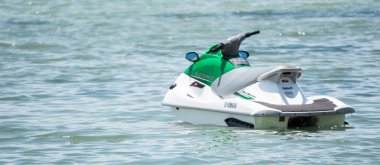 Bir plaj tesisi, depo gözü üzerinde bir yamaha jetski süre park edilmiş ve kayan