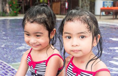 şirin Asyalı küçük bebekler ikizler portre çekim sularda oynarken 